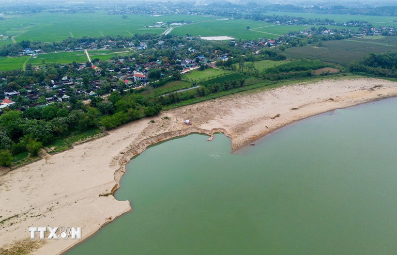 Khu vực khai thác cát sỏi của Công ty Cổ phần khai thác cát sạn và vận tải Thanh Chương tại thôn Tiên Quánh, xã Đồng Văn, huyện Thanh Chương (Nghệ An) khiến người dân bức xúc. (Ảnh: TTXVN phát)