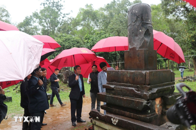 Các chuyên gia Việt Nam và Ấn Độ khảo sát tượng Mukhalinga ở nhóm E, quần thể Di sản Văn hóa Mỹ Sơn. (Ảnh: Đoàn Hữu Trung/ TTXVN)