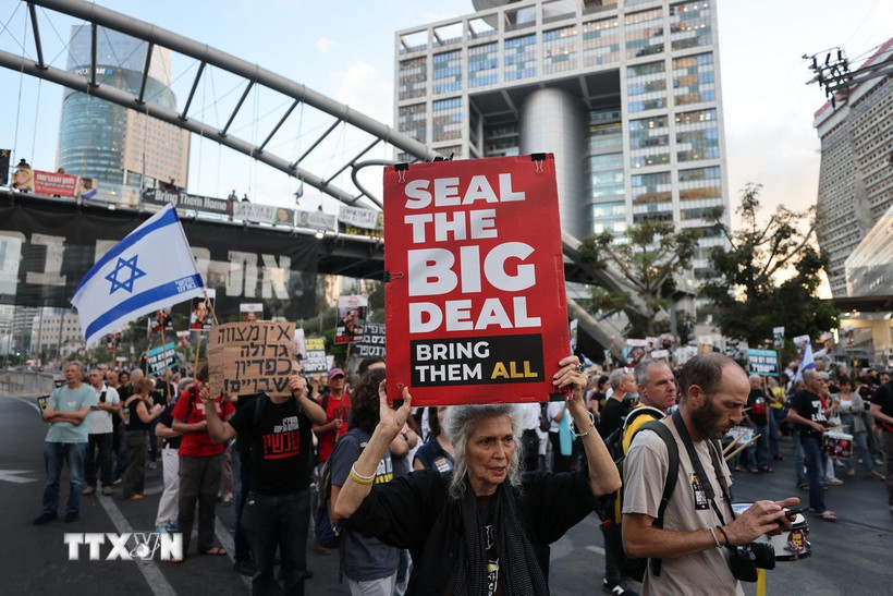 Người dân tham gia biểu tình ở Tel Aviv, Israel, ngày 28/5/2025, yêu cầu giải pháp toàn diện cho vấn đề con tin và ngừng bắn tại Gaza. (Ảnh: THX/TTXVN)