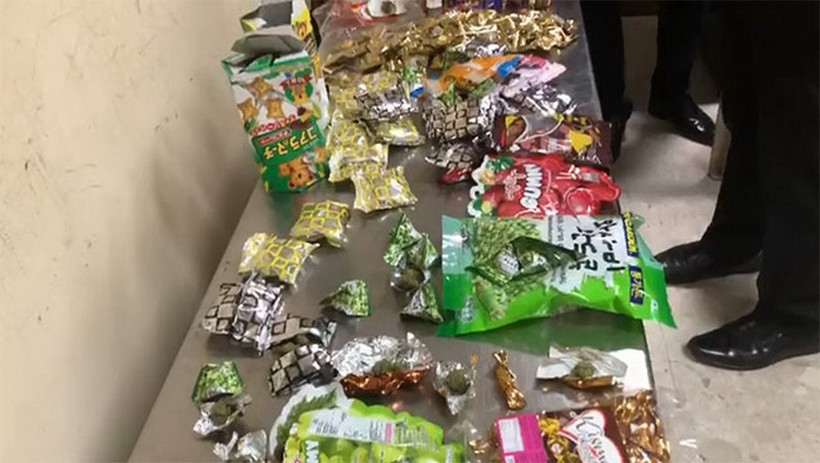 Cocaine lỏng được hải quan Sri Lanka tìm thấy trong kiện hàng gửi từ Anh. (Ảnh: adaderana)