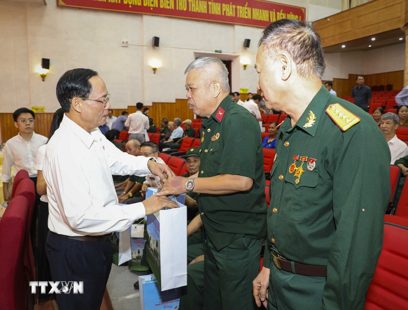 Phó Chủ tịch Quốc hội Trần Quang Phương tặng quà cho các thương binh, cựu chiến binh tỉnh Điện Biên. (Ảnh: Xuân Tư/TTXVN)