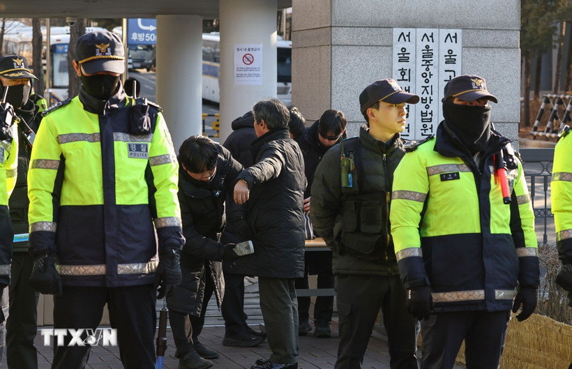 Cảnh sát gác bên ngoài Tòa án quận trung tâm Seoul, nơi diễn ra phiên luận tội Tổng thống Hàn Quốc Yoon Suk Yeol, ngày 20/2/2025. (Ảnh: Yonhap/TTXVN)