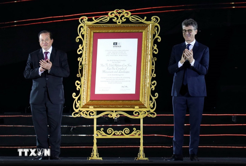 Ông Jonathan Baker, Trưởng Đại diện UNESCO tại Việt Nam (bên phải) trao Bằng UNESCO ghi danh Quần thể Di tích và Danh thắng Yên Tử - Vĩnh Nghiêm - Côn Sơn, Kiếp Bạc là Di sản văn hóa thế giới cho ông Tạ Quang Đông, Thứ trưởng Bộ Văn hóa, Thể thao và Du lịch. (Ảnh: Đức Hiếu/TTXVN)