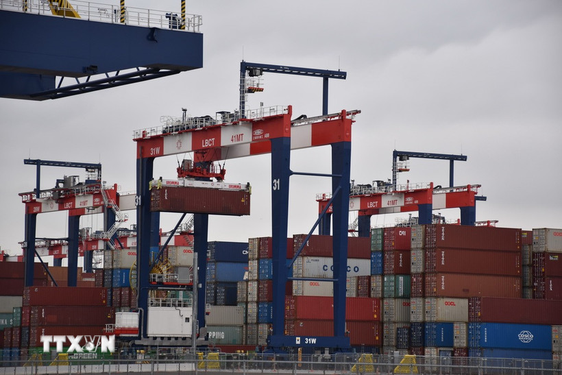 Cảng container hàng hoá Long Beach ở bang California, Mỹ. (Ảnh: THX/TTXVN)