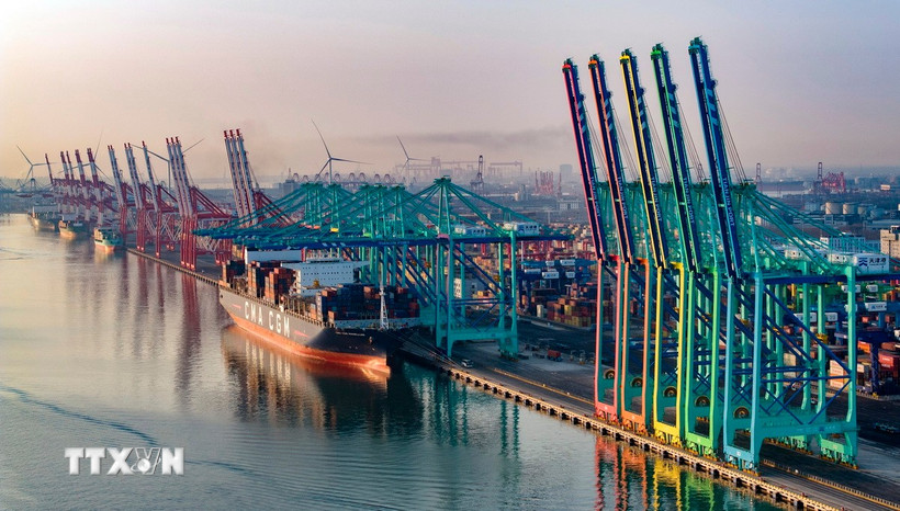 Các xe container hàng hóa xếp hàng tại cửa khẩu Otay Mesa, ở Tijuana, Mexico để nhập cảnh vào Mỹ ngày 27/11/2024. (Ảnh: Reuters)