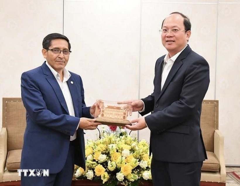 Bí thư Trung ương Đảng Cộng sản Peru Hidebrando Cahuanca Segovia nhận quà lưu niệm từ Phó Bí thư Thành ủy TPHCM Nguyễn Hồ Hải nhân chuyến công tác của Đoàn Đại biểu Đảng Cộng sản Việt Nam tại Peru, tháng 11/2023. (Ảnh: TTXVN phát)