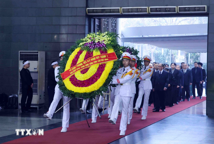 Đoàn đại biểu Ban Chấp hành Trung ương Đảng do Thủ tướng Phạm Minh Chính dẫn đầu vào viếng nguyên Phó Chủ tịch Hội đồng Bộ trưởng Đoàn Duy Thành. (Ảnh: Phạm Kiên/TTXVN)