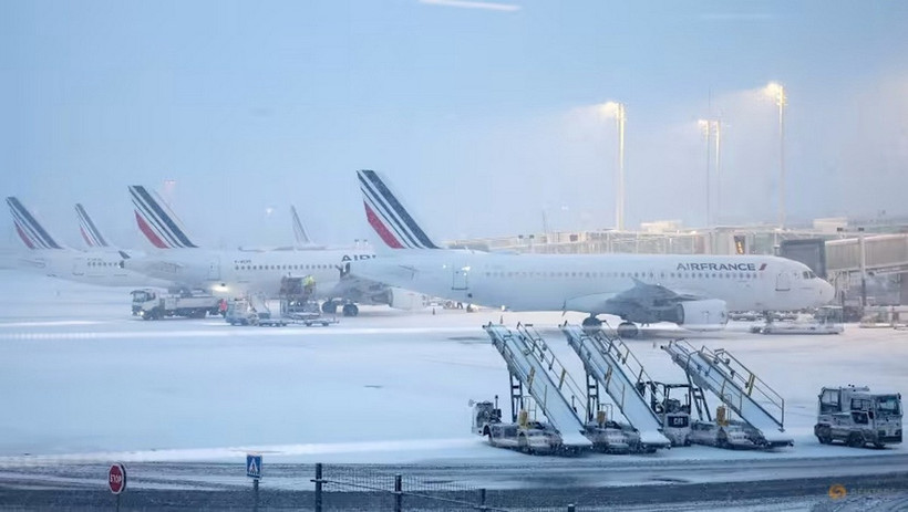 Máy bay của hãng Air France trên đường băng phủ đầy tuyết tại nhà ga 2F của sân bay Charles de Gaulle ở Paris, ngày 7/1. (Ảnh: Reuters)