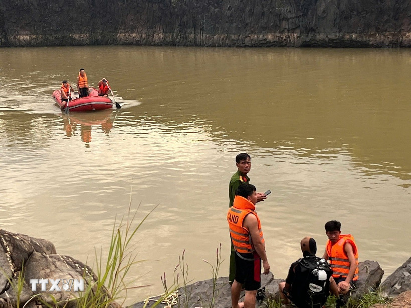 Cơ quan chức năng nỗ lực tìm kiếm các nạn nhân. (Ảnh: TTXVN phát)