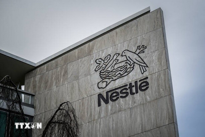 Biểu tượng Nestle tại trụ sở tập đoàn ở Vevey, Thụy Sĩ. (Ảnh: Getty Images/TTXVN)