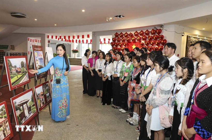 Đông đảo cán bộ, nhân dân, các em học sinh và du khách tham quan triển lãm. (Ảnh: Trung Kiên/TTXVN)