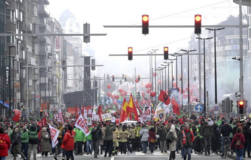 (Nguồn: Table Briefings)