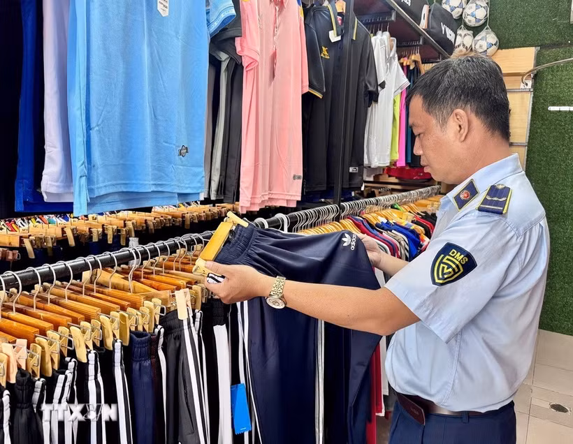 Lực lượng Quản lý thị trường Thành phố Hồ Chí Minh kiểm tra điểm kinh doanh trên địa bàn. (Ảnh: Hương Giang/TTXVN)
