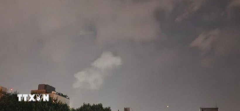 Nhiều tiếng nổ được nghe thấy gần thủ đô Tehran, sau báo cáo cho thấy Israel tiến hành hàng loạt vụ không kích nhằm vào các mục tiêu ở Iran, ngày 13/6/2025. (Ảnh: IRNA/TTXVN)