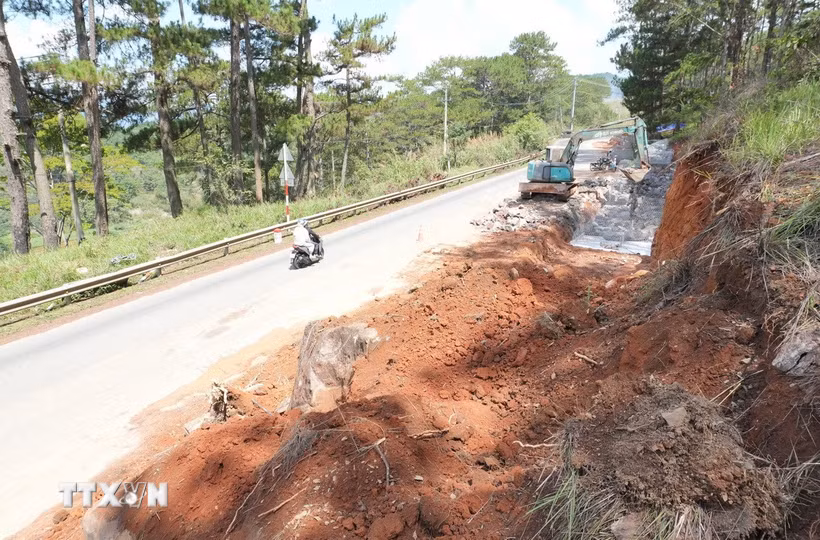 Một đoạn bờ taluy chống sạt lở trên quốc lộ 20 (đoạn qua phường Xuân Trường-Đà Lạt) được gấp rút thi công hoàn thiện. (Ảnh: Nguyễn Dũng/TTXVN)
