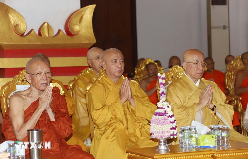 Hòa thượng Thích Huệ Thông (giữa), Phó Chủ tịch Hội đồng Trị sự, Trưởng ban Pháp chế Trung ương Giáo hội Phật giáo Việt Nam cùng Đoàn tham dự lễ tang cố Đại lão Hòa thượng Maha Bounma Simaphom, Chủ tịch Trung ương Liên minh Phật giáo Lào. (Ảnh: Xuân Tú/TTXVN)