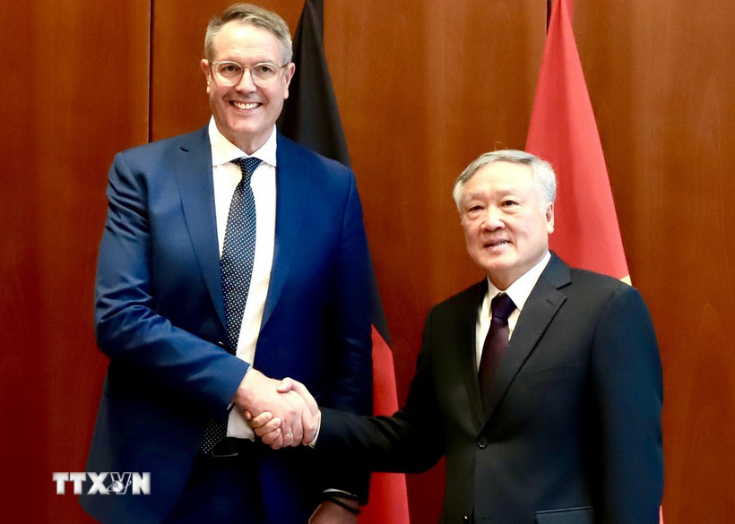 Phó Thủ tướng Thường trực Nguyễn Hòa Bình gặp gỡ và làm việc với Phó Chủ tịch Đảng Dân chủ Xã hội (SPD), kiêm Thủ hiến bang Rhineland-Palatinate (Rheinland-Pfalz) Alexander Schweitzer. (Ảnh: Phương Hoa/TTXVN)