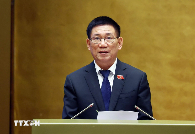 Phó Thủ tướng Hồ Đức Phớc trình bày Báo cáo về tình hình thực hiện ngân sách nhà nước năm 2025, dự toán ngân sách nhà nước, phương án phân bổ ngân sách trung ương năm 2026, Kế hoạch tài chính - ngân sách nhà nước 03 năm 2026 - 2028... (Ảnh: Phạm Kiên/TTXVN)