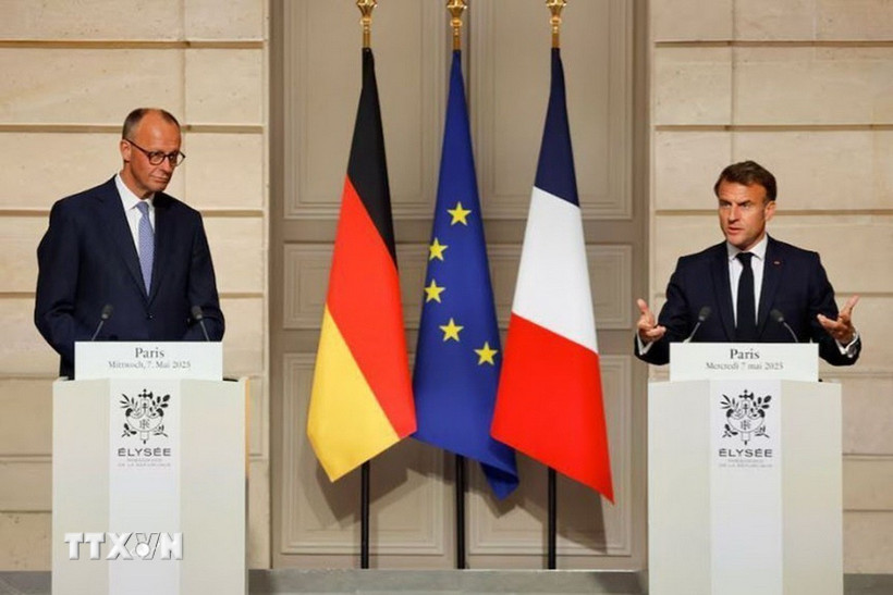 Thủ tướng Đức Friedrich Merz (trái) trong cuộc họp báo chung với Tổng thống Pháp Emmanuel Macron tại Paris, ngày 7/5/2025. (Ảnh: REUTERS/TTXVN)