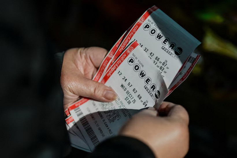 Một người cầm vé số trúng giải độc đắc 1,25 tỷ USD trong kỳ quay số Powerball tại thành phố New York, Mỹ, ngày 17/12. (Ảnh: Reuters)