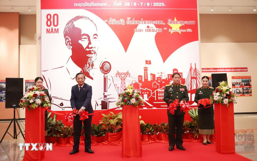 Đại sứ Việt Nam tại Lào Nguyễn Minh Tâm (bên trái) và Trung tướng Vongsone Inpanphim, Chủ nhiệm Tổng Cục Chính trị Quân đội, Thứ trưởng Bộ Quốc phòng Lào cắt băng khai mạc Triểm lãm ảnh chuyên đề Kỷ niệm Quốc khánh Việt Nam tròn 80 năm. (Ảnh: Xuân Tú/TTXVN)