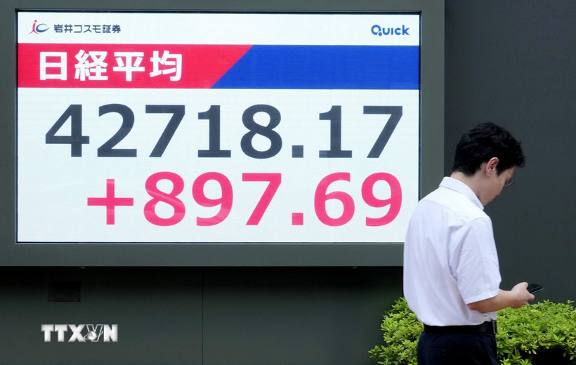 Bảng điện tử hiển thị chỉ số chứng khoán Nikkei 225 tại Tokyo, Nhật Bản ngày 12/8/2025. (Ảnh: Kyodo/TTXVN)