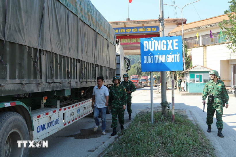 Lực lượng Bộ đội Biên phòng cửa khẩu Chi Ma (Lạng Sơn) kiểm soát phương tiện chở hàng nhập khẩu khi di chuyển ra khu vực cửa khẩu. (Ảnh: Quang Duy/TTXVN)