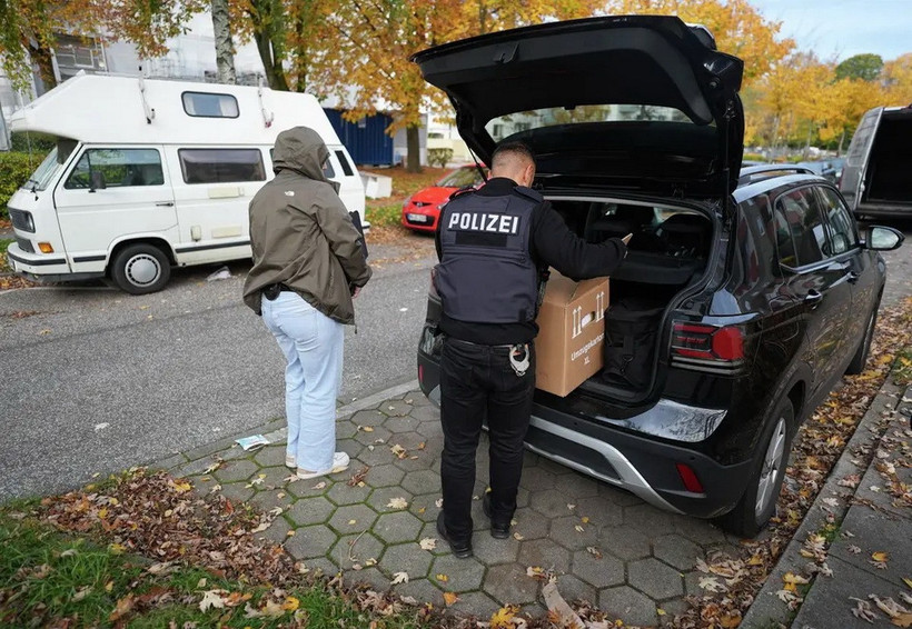 Cảnh sát thu giữ tài liệu của nhóm Hồi giáo Muslim Interaktiv tại quận Mümmelmannsberg, Hamburg, Đức, ngày 5/11 (Nguồn: DPA/AP)