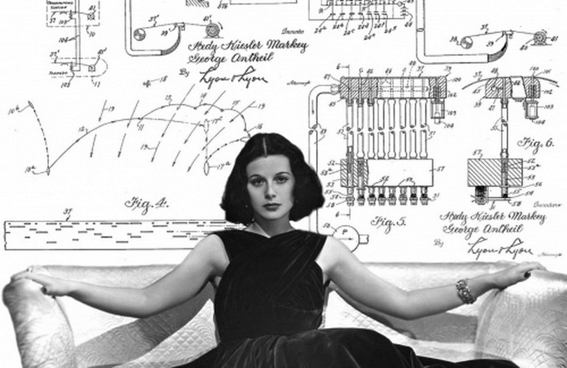 Nữ minh tinh Hedy Lamar và bản phác thảo bằng sáng chế của bà. (Nguồn: Wyld Networks)
