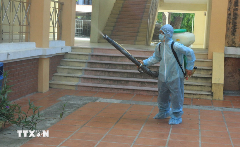 Phun thuốc khử trùng và vệ sinh môi trường, ngăn chặn virus SARS-CoV-2. (Ảnh: TTXVN phát)