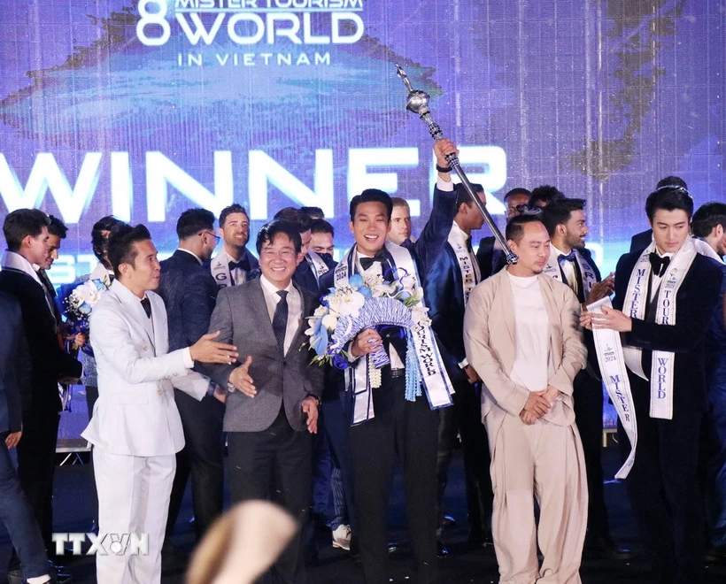 Nguyễn Hữu Hưng đăng quang Nam vương Du lịch Thế giới 2025 (Mister Tourism World 2025). (Ảnh: Nguyễn Thành/TTXVN)