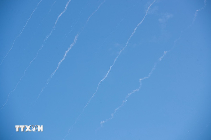 Vệt khói từ tên lửa bị đánh chặn trên bầu trời Jerusalem sau loạt vụ phóng trả đũa từ phía Iran xuống lãnh thổ Israel, ngày 22/6/2025. (Ảnh: THX/TTXVN)