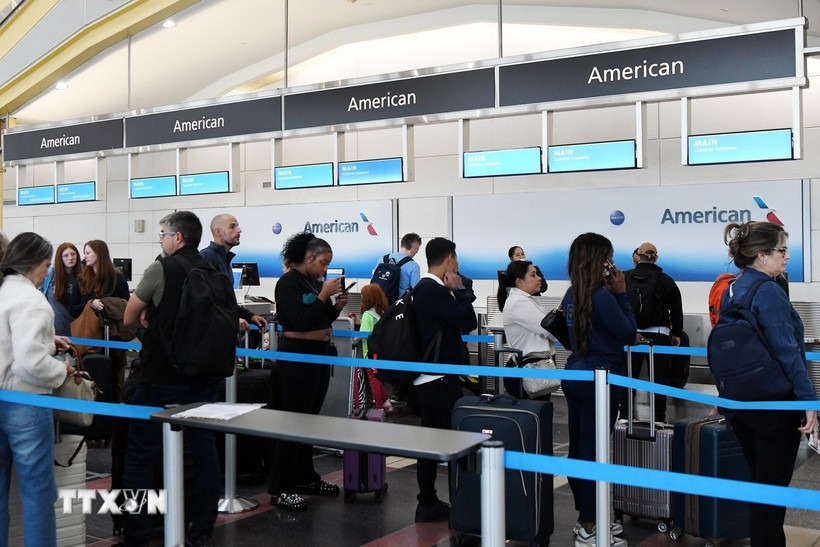 Hành khách làm thủ tục tại sân bay quốc gia Ronald Reagan Washington ở Arlington, Virginia (Mỹ) ngày 10/10/2025. (Ảnh: THX/TTXVN)