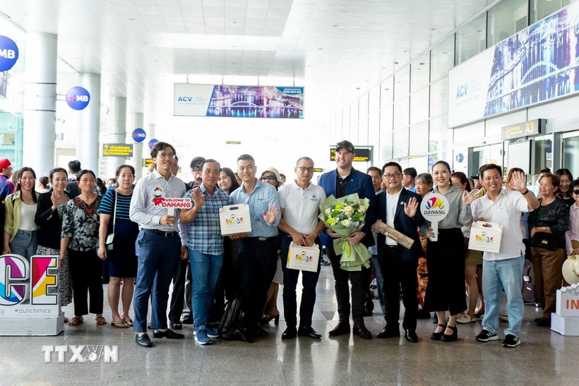 Các đoàn khách du lịch MICE được chào đón khi vừa đến Đà Nẵng. (Ảnh: TTXVN phát)