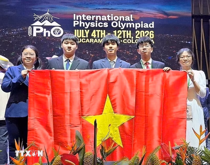 Đội tuyển quốc gia Việt Nam tham dự Olympic Vật lý quốc tế năm 2026, từ trái sang phải: Em Vũ Nguyên Nguyên, em Tạ Ngọc Minh, em Nguyễn Nhật Minh, em Lê Duy Khánh, em Nguyễn Thị Bích Ngọc. (Ảnh: TTXVN phát)