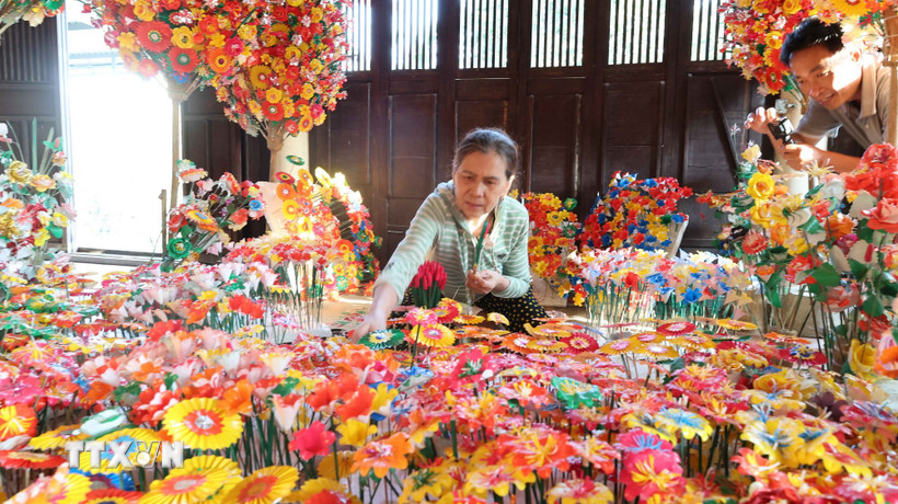 Sản phẩm hoa giấy Thanh Tiên (Huế). (Ảnh: Hải Âu/TTXVN)