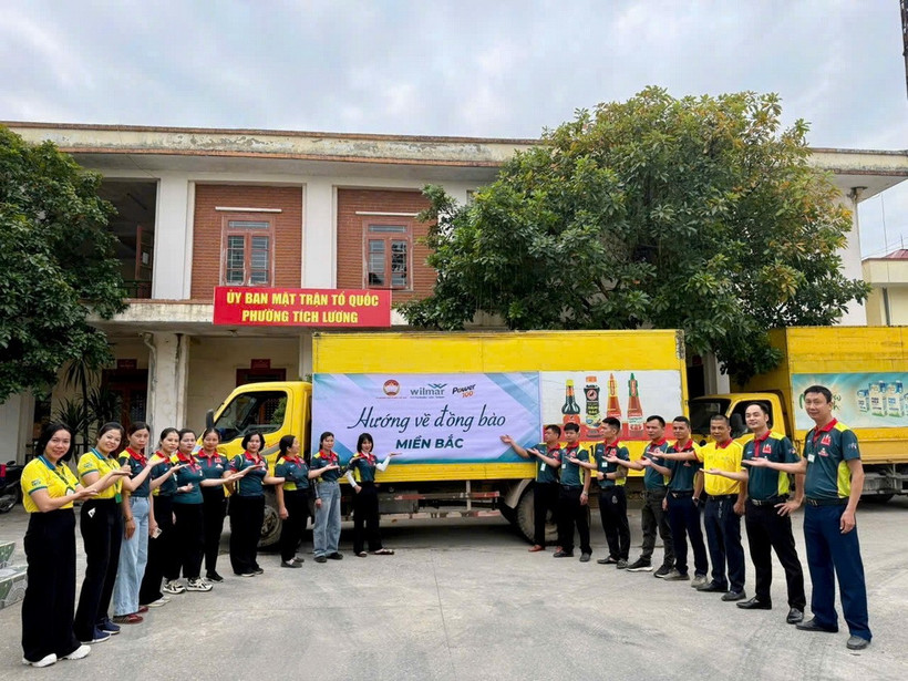 Hàng hóa cùng tập thể cán bộ, nhân viên của Tập đoàn Wilmar tại Tích Lương, tỉnh Thái Nguyên.