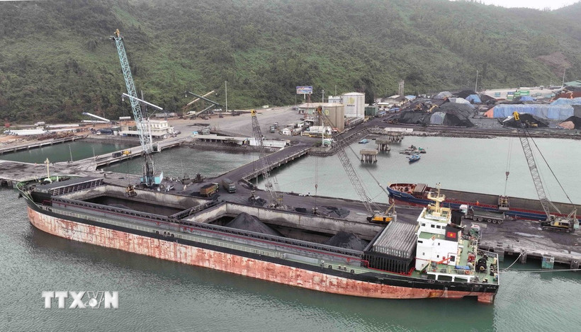 Cảng Chân Mây (thuộc khu kinh tế Chân Mây - Lăng Cô) là cảng biển tổng hợp Quốc gia, đầu mối khu vực và là cảng nước sâu, điểm cuối tuyến hành lang kinh tế Đông - Tây. (Ảnh: Vũ Sinh/TTXVN)