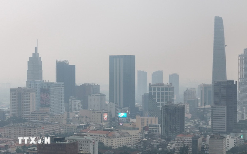 Bụi mịn xuất hiện tại khu vực trung tâm Thành phố Hồ Chí Minh thời điểm ngày 2/12/2024. (Ảnh: Hồng Đạt/TTXVN)
