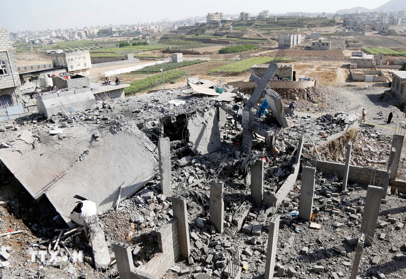 Ngôi nhà tại Sanaa, Yemen bị phá hủy sau khi trúng không kích của Mỹ, ngày 7/4/2025. (Ảnh: THX/TTXVN)