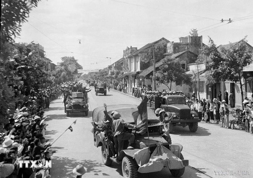 6h sáng trung đoàn Thủ đô từ Ô Cầu Giấy tiến vào cửa Nam. (Ảnh: TTXVN)