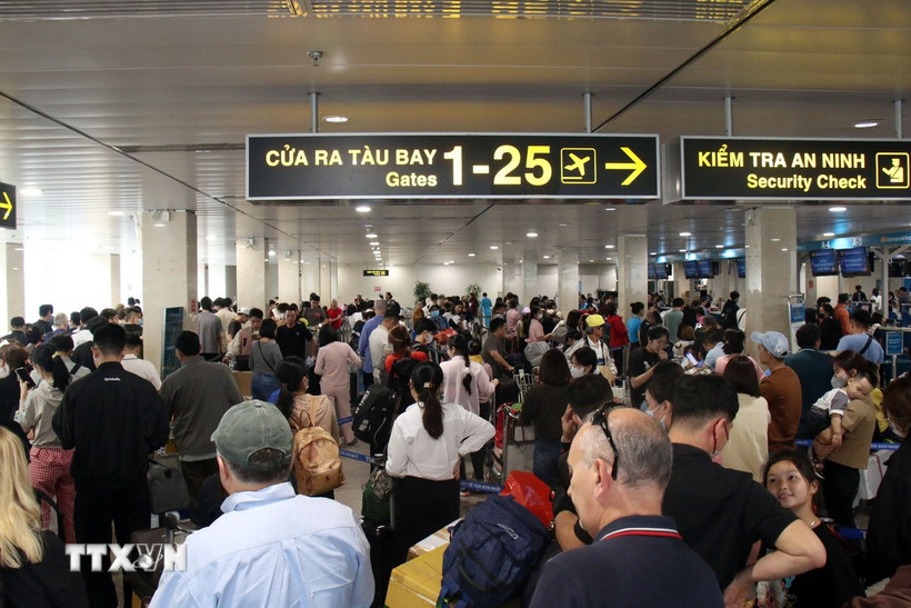 Sân bay Tân Sơn Nhất dự kiến phục vụ hơn 126.000 lượt khách dịp lễ 30/4-1/5. (Ảnh: Tiến Lực/TTXVN)