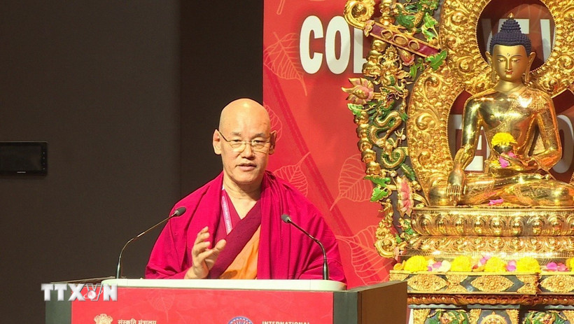 Tổng Thư ký IBC – Hòa thượng Shartse Khensur Rinpoche Jangchup Choeden phát biểu khai mạc hội nghị. (Ảnh: Quang Trung/TTXVN)