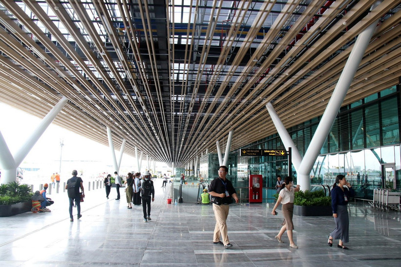 Khu vực sảnh phía trước các lối vào ga đi của Nhà ga hành khách T3. (Ảnh: Tiến Lực/TTXVN)