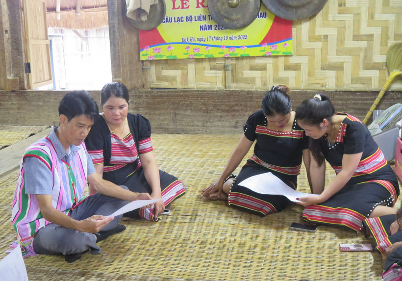 Cán bộ xã Dục Nông, tỉnh Quảng Ngãi lồng ghép tuyên truyền bầu cử cùng các buổi họp thôn. (Ảnh: Dư Toán/TTXVN)