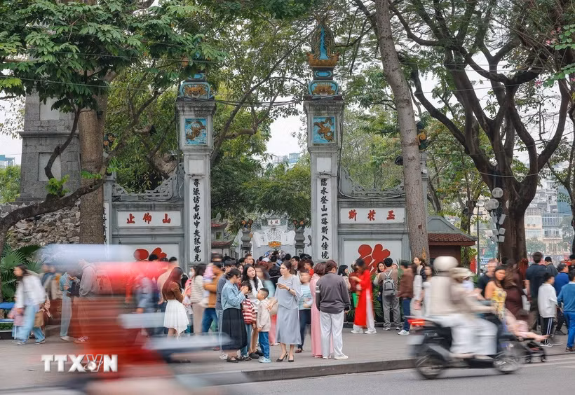 Đông đảo người dân tập trung về khu vực Hồ Gươm. (Ảnh: Hoàng Hiếu/TTXVN)