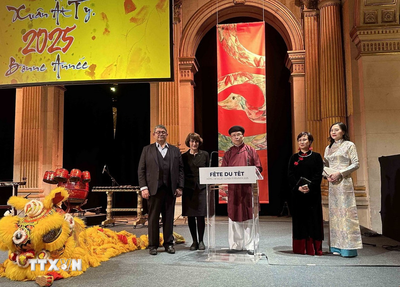 Đại sứ Đinh Toàn Thắng phát biểu chúc mừng Năm mới Ất Tỵ 2025. (Ảnh: Ngọc Hiệp/TTXVN)