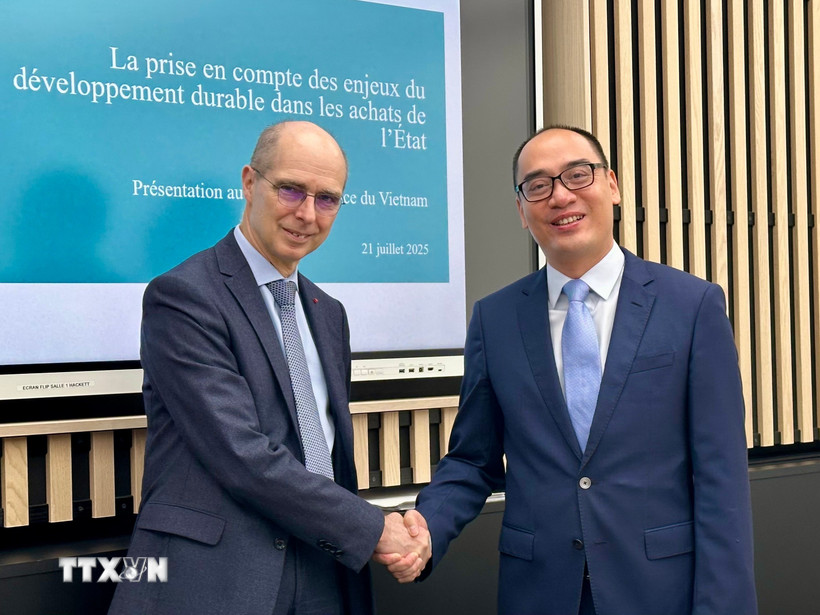 Ông Jean-Yves Bertucci, Chủ tịch Phòng Tranh chấp Tòa Thẩm kế, tiếp đón Phó Tổng Kiểm toán Nhà nước Bùi Quốc Dũng.​ (Ảnh: Thu Hà/TTXVN)