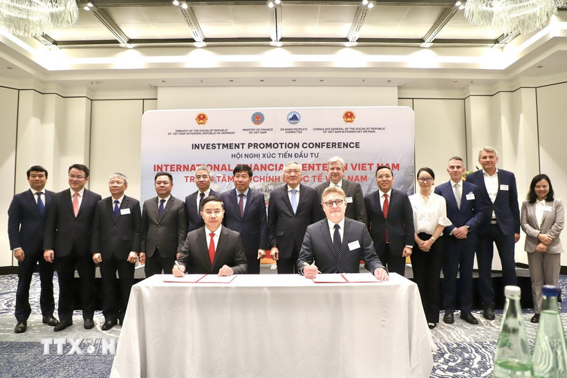 Phó Thủ tướng Thường trực Nguyễn Hòa Bình chứng kiến Lễ ký kết Biên bản ghi nhớ hợp tác giữa UBND thành phố Đà Nẵng và Frankfurt Main Finance, nhằm hợp tác chia sẻ kinh nghiệm trong tổ chức và vận hành Trung tâm Tài chính Quốc tế. (Ảnh: Phương Hoa/TTXVN)