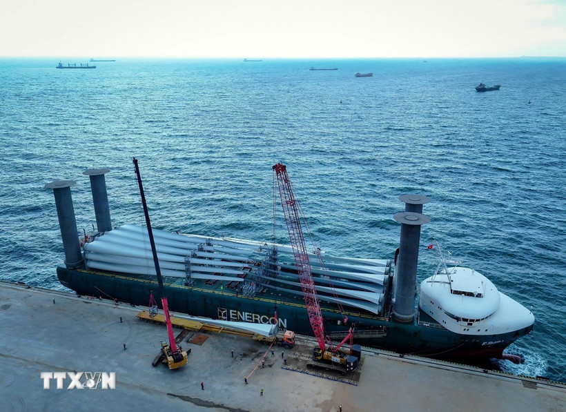 Tàu ESHIP 1 cập Cảng biển Quốc tế Trung Nam Cà Ná. (Ảnh: TTXVN phát)